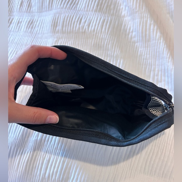 Oscar De La Renta Toiletry & Cosmetic Bag w/Mirror - Picture 3 of 6